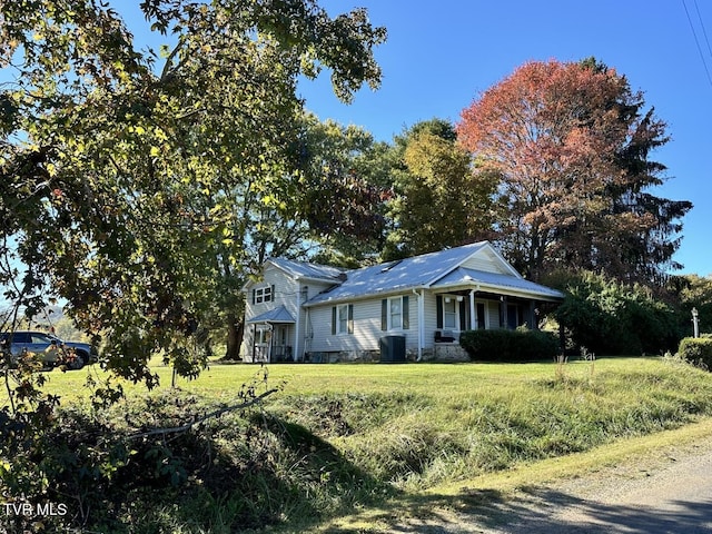 single story home featuring a front lawn