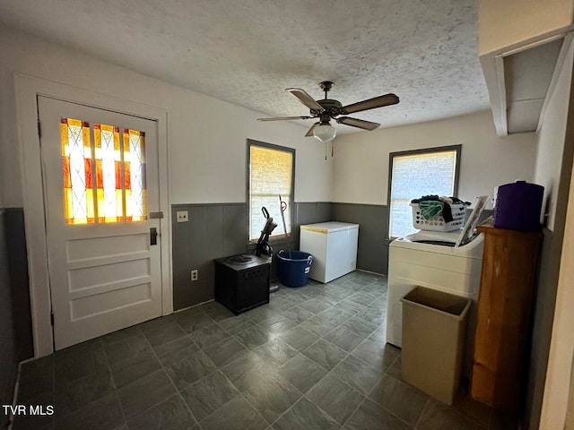 laundry area with washer and dryer, a textured ceiling, and ceiling fan