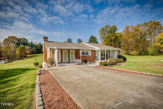 view of front facade featuring a front yard