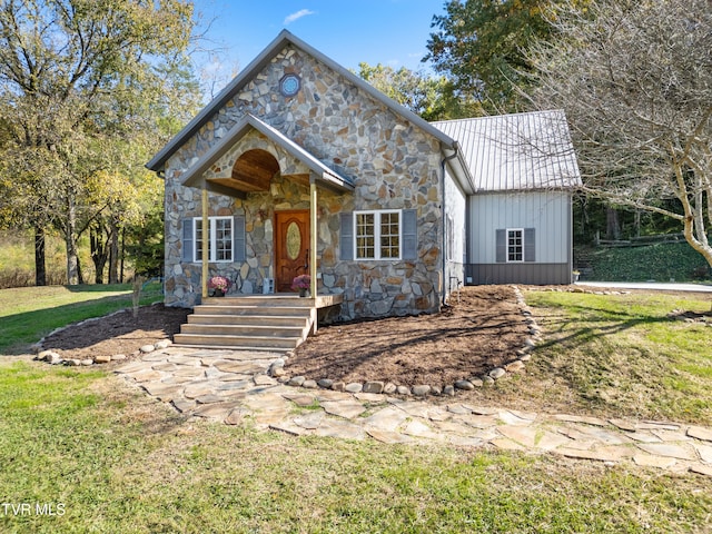 view of front of house featuring a front yard