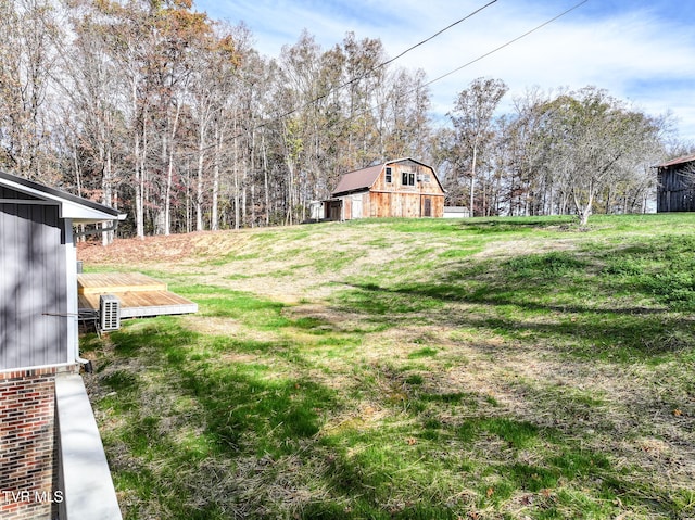 view of yard featuring an outbuilding