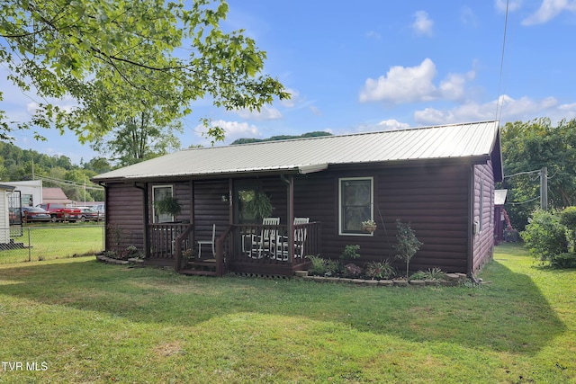 view of front of property featuring a front yard