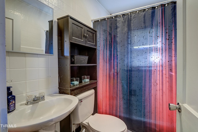 full bathroom featuring decorative backsplash, tile walls, toilet, shower / bath combo, and sink