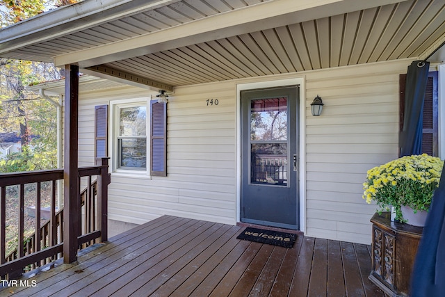 property entrance featuring a wooden deck