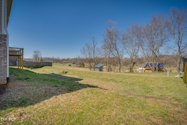 view of yard featuring an outdoor structure