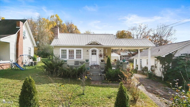 view of front facade featuring a front lawn