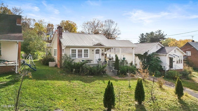 ranch-style home featuring a front lawn