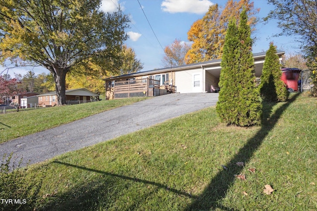 view of front of home featuring a front yard and a carport