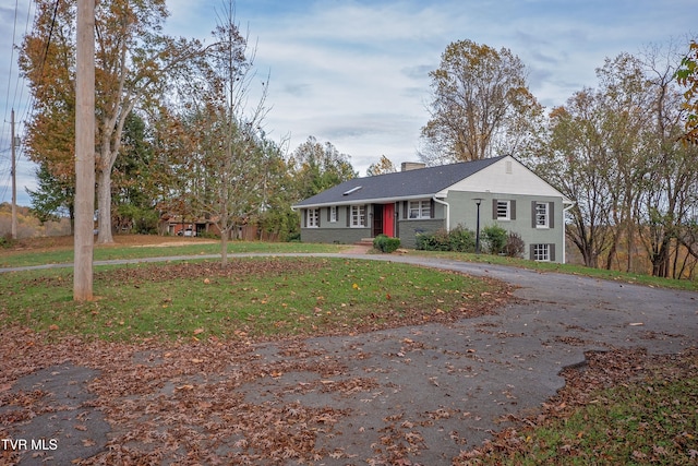 view of front of property featuring a front lawn