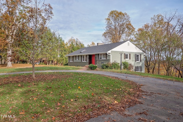 ranch-style house featuring a front lawn