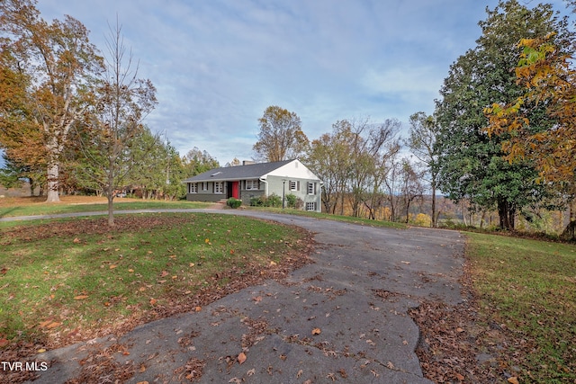 single story home featuring a front lawn