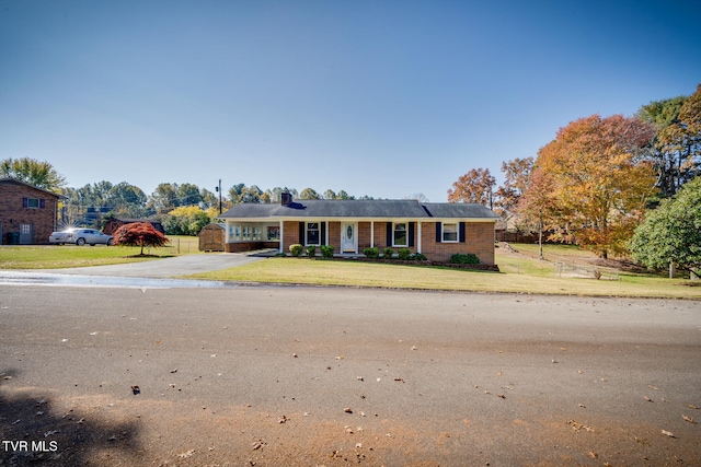 view of front facade featuring a front yard