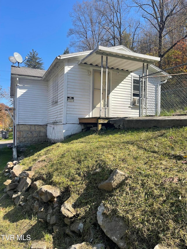 view of side of property featuring a lawn