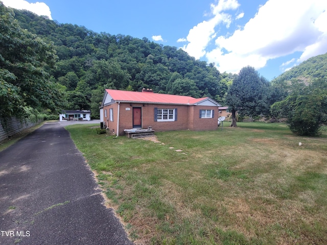 view of front of property with a front lawn