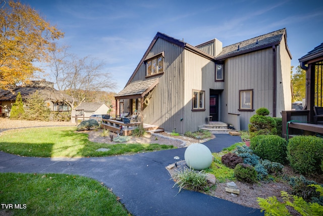 view of front of home featuring a front yard