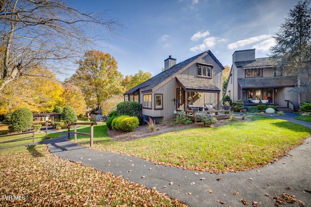 view of front facade with a front lawn