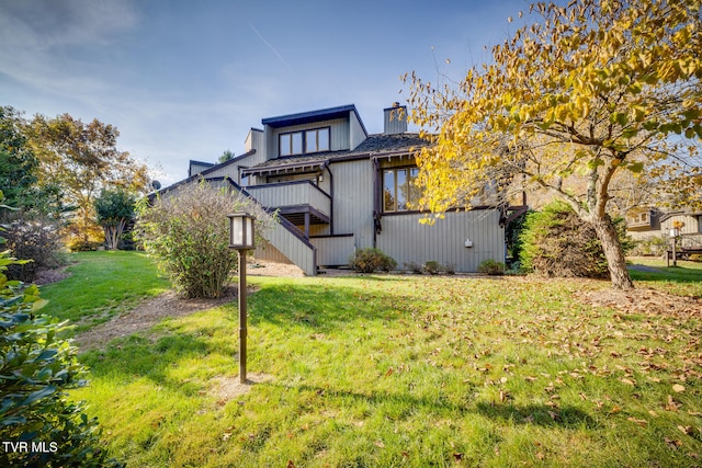 back of house featuring a lawn