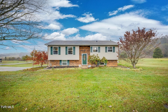 bi-level home featuring a front yard