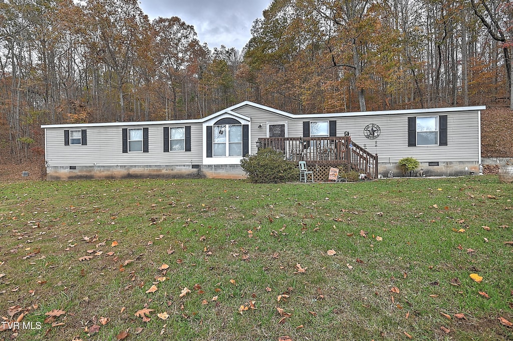 manufactured / mobile home with a front yard