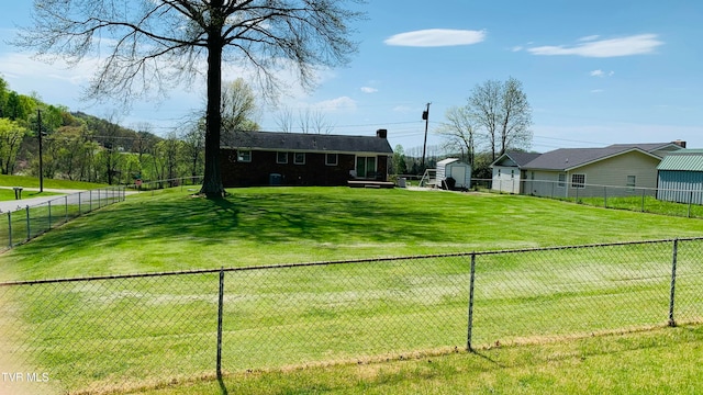 view of front of property featuring a front lawn