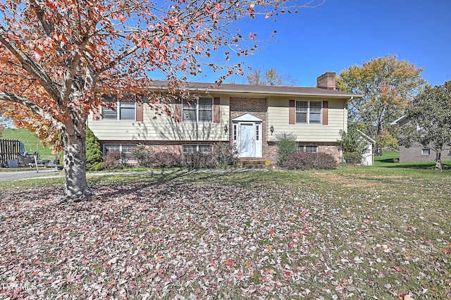 split foyer home featuring a front yard