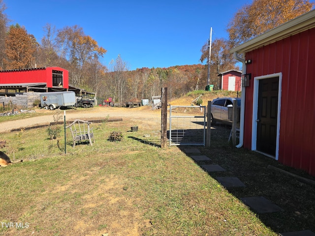 view of yard featuring an outbuilding