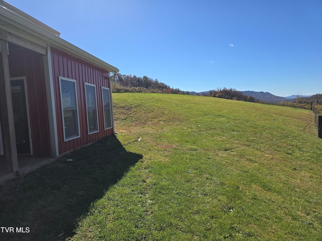 view of yard with a mountain view