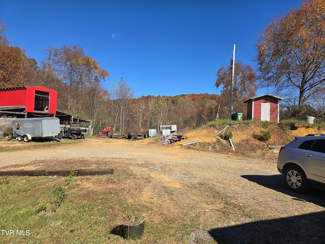 view of yard featuring a storage unit