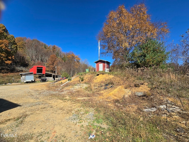 view of yard with an outdoor structure