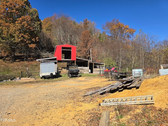 view of yard featuring an outdoor structure