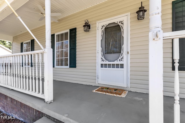 property entrance with ceiling fan and covered porch