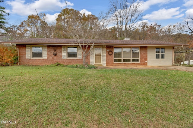 ranch-style home featuring a front lawn