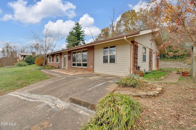 view of front of house featuring a front lawn