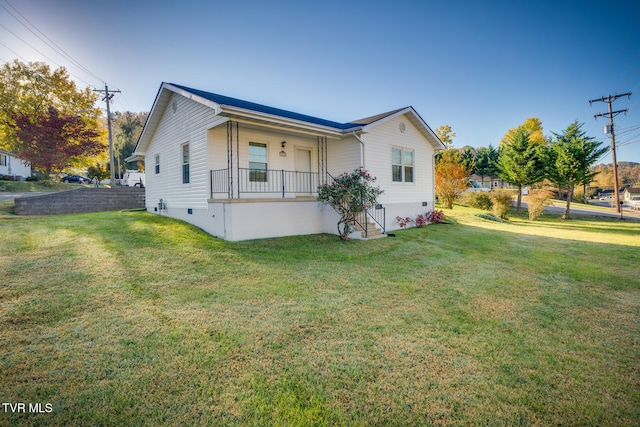 view of front facade featuring a porch and a front lawn