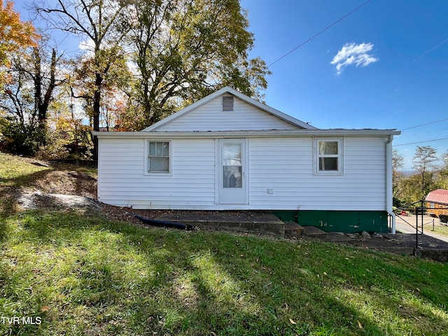 back of house featuring a yard