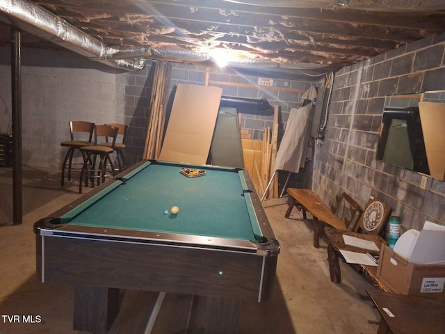 playroom with concrete flooring