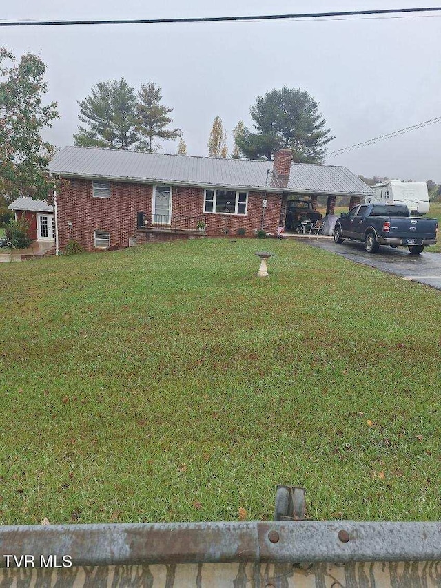 single story home with a front lawn