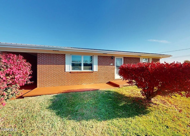 view of front of property featuring a front lawn