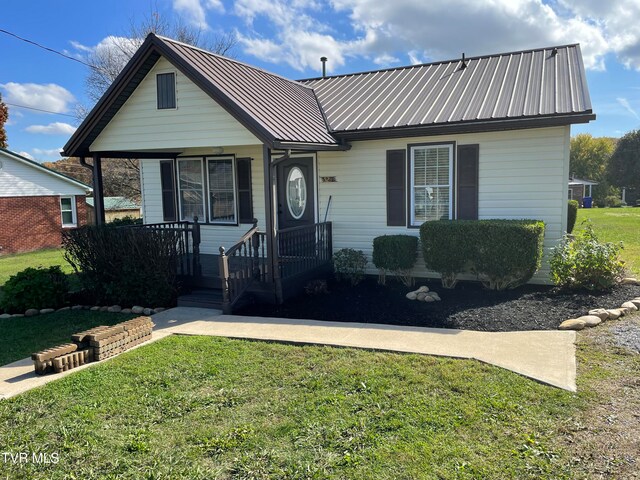 view of front of home with a front yard