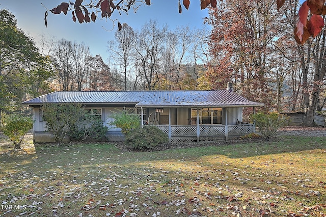 ranch-style home featuring a front lawn