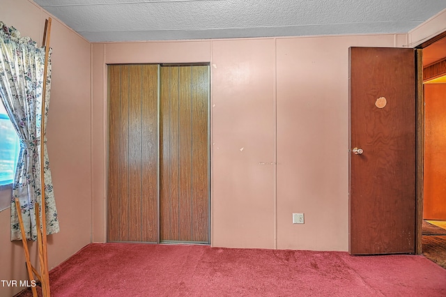 bedroom featuring a closet, carpet, and a textured ceiling