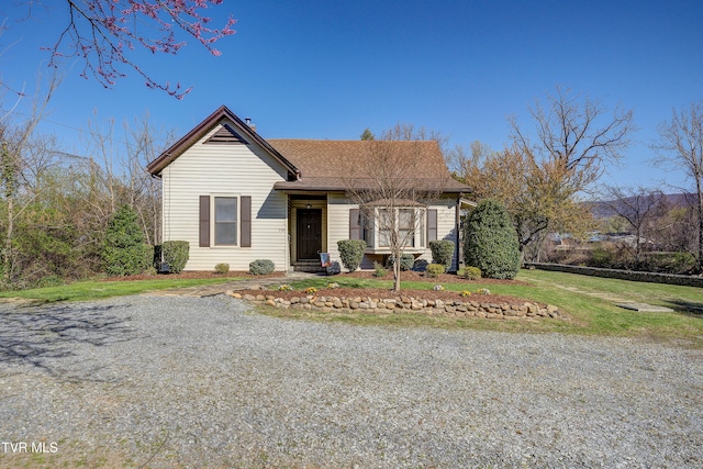 view of front facade featuring a front lawn