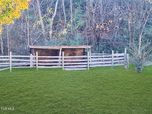 view of yard with an outbuilding