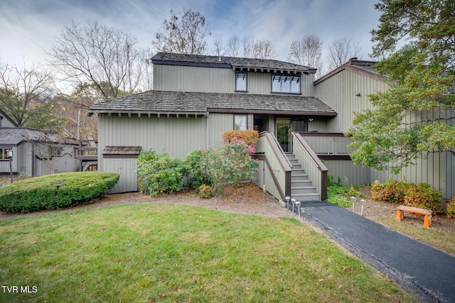 view of front of home featuring a front lawn