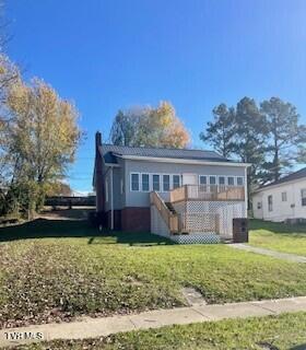 exterior space featuring a front yard