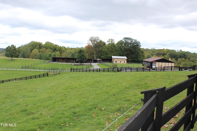 view of yard featuring a rural view