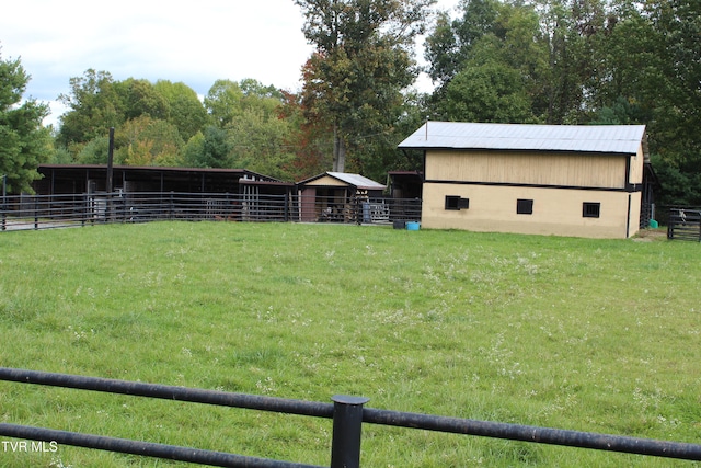 view of yard featuring an outbuilding