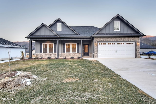 view of front facade featuring a garage and a yard