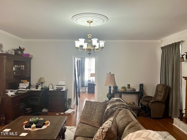 living room with light wood-type flooring, crown molding, and a notable chandelier