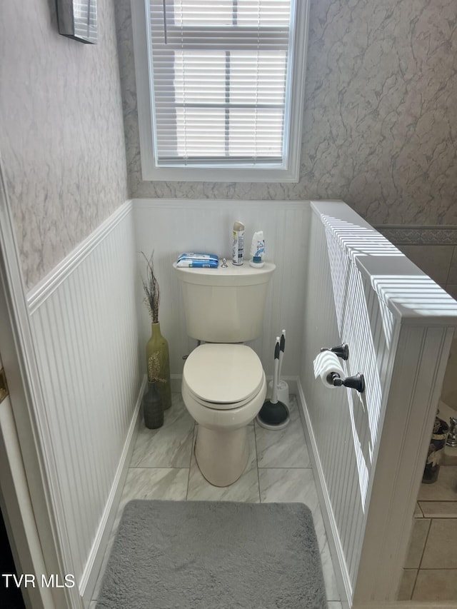 bathroom featuring toilet